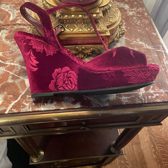 Designer Rampage Burgundy Velvet Wedge Sandal, Never worn - Picture 2 of 9